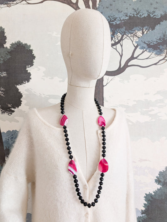 Sautoir en agates roses et verre