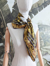 Charger l&#39;image dans la galerie, Foulard en soie léopard