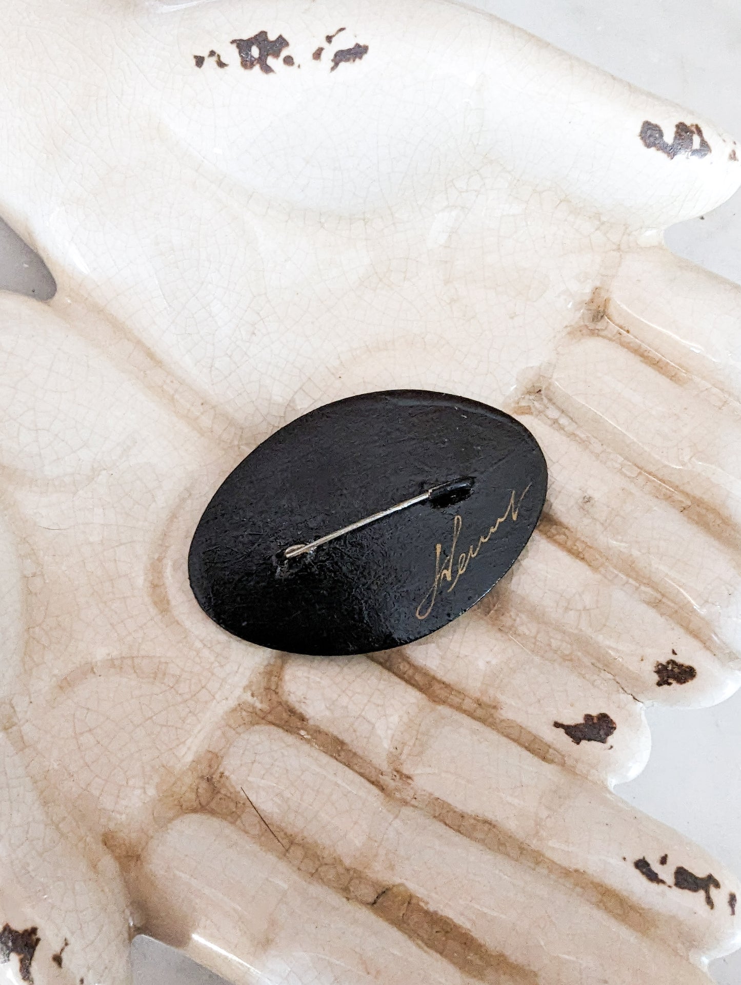 Broche peinte à la main