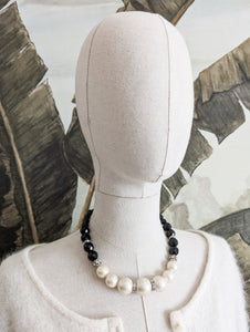 Collier perles blanches et noires