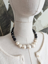 Charger l&#39;image dans la galerie, Collier perles blanches et noires