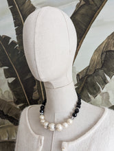 Charger l&#39;image dans la galerie, Collier perles blanches et noires