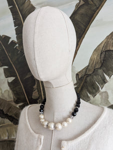 Collier perles blanches et noires