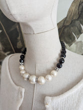 Charger l&#39;image dans la galerie, Collier perles blanches et noires