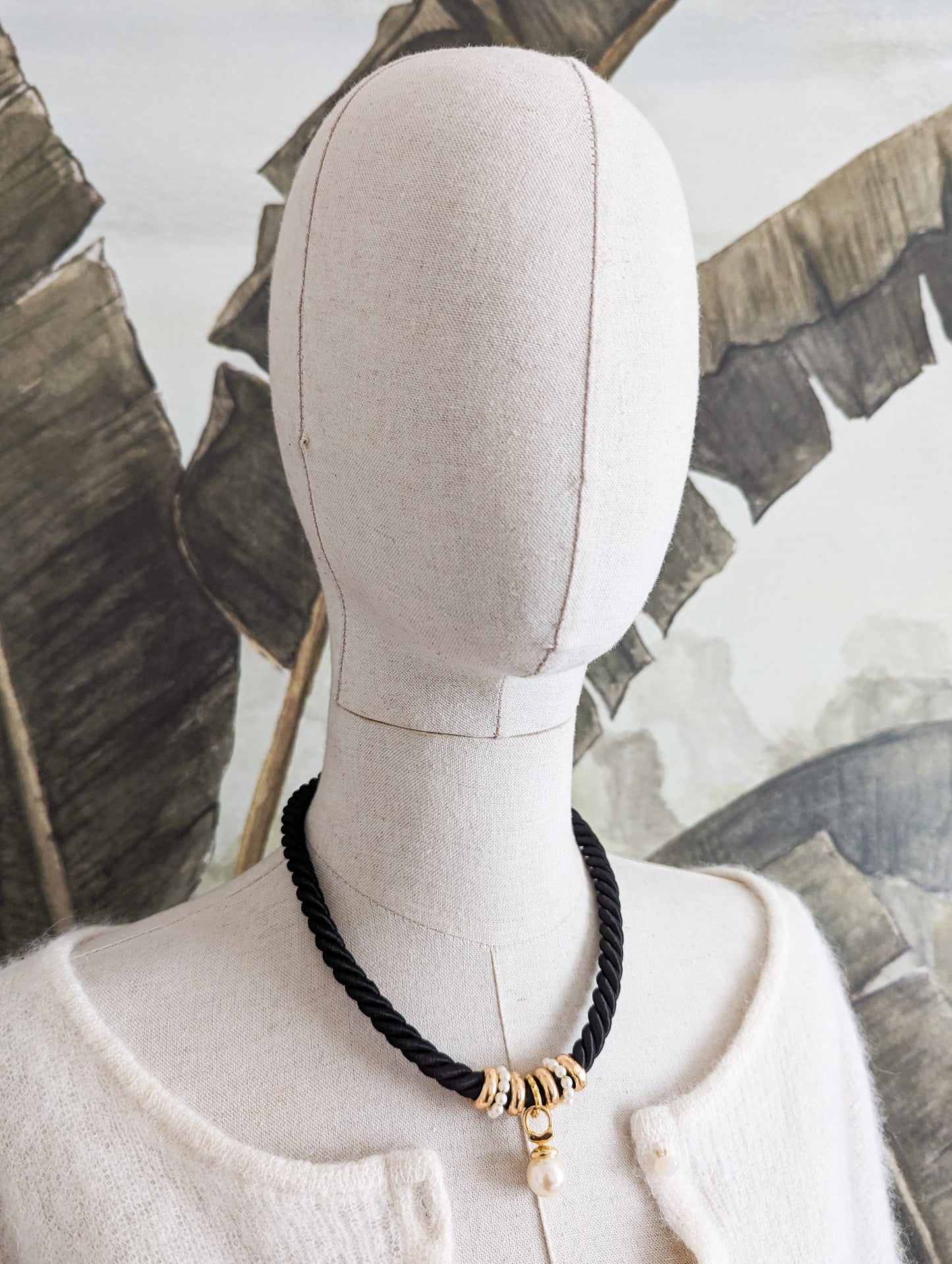 Collier passementerie noire