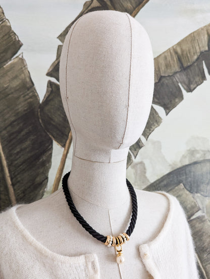 Collier passementerie noire