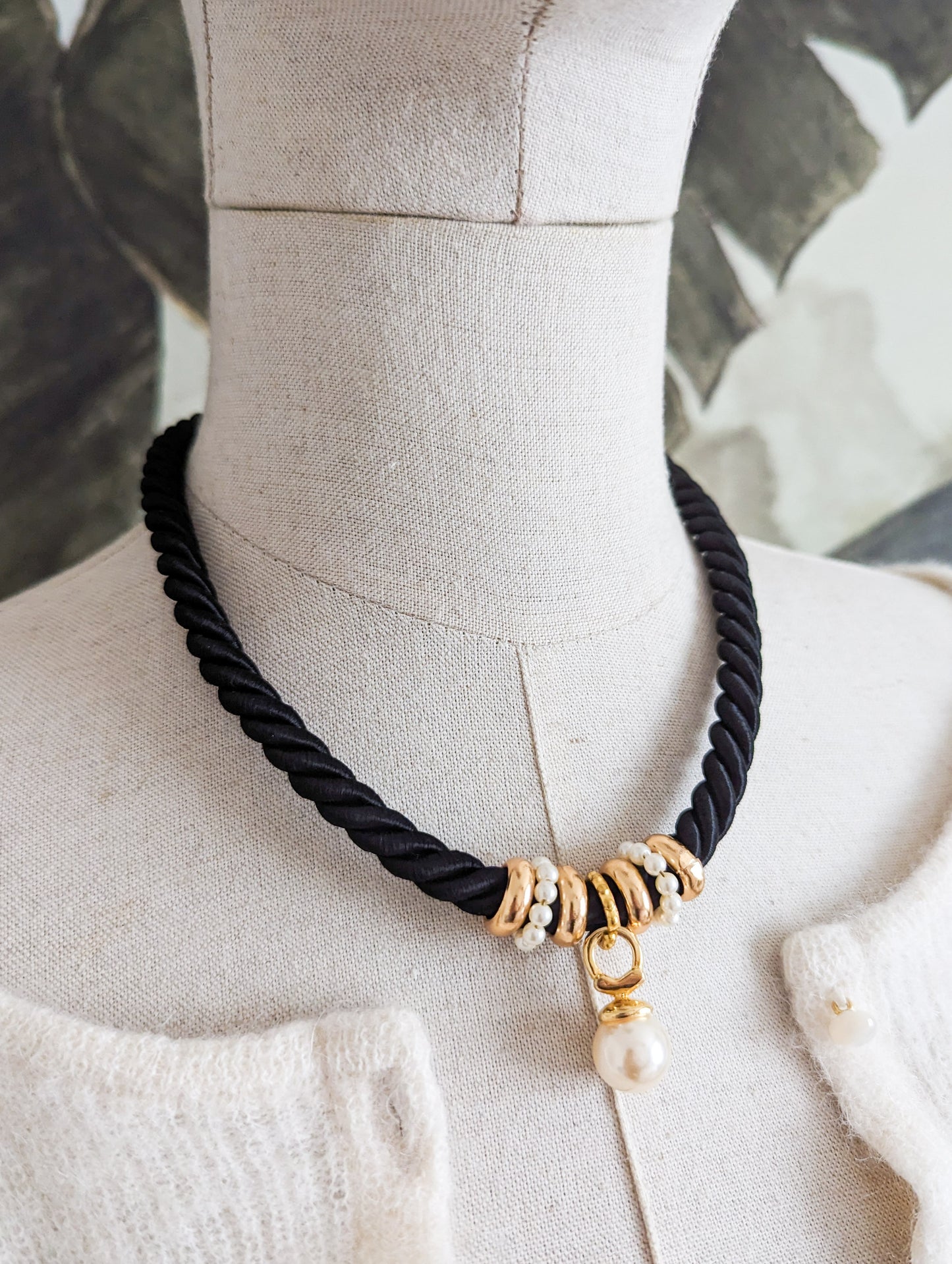 Collier passementerie noire