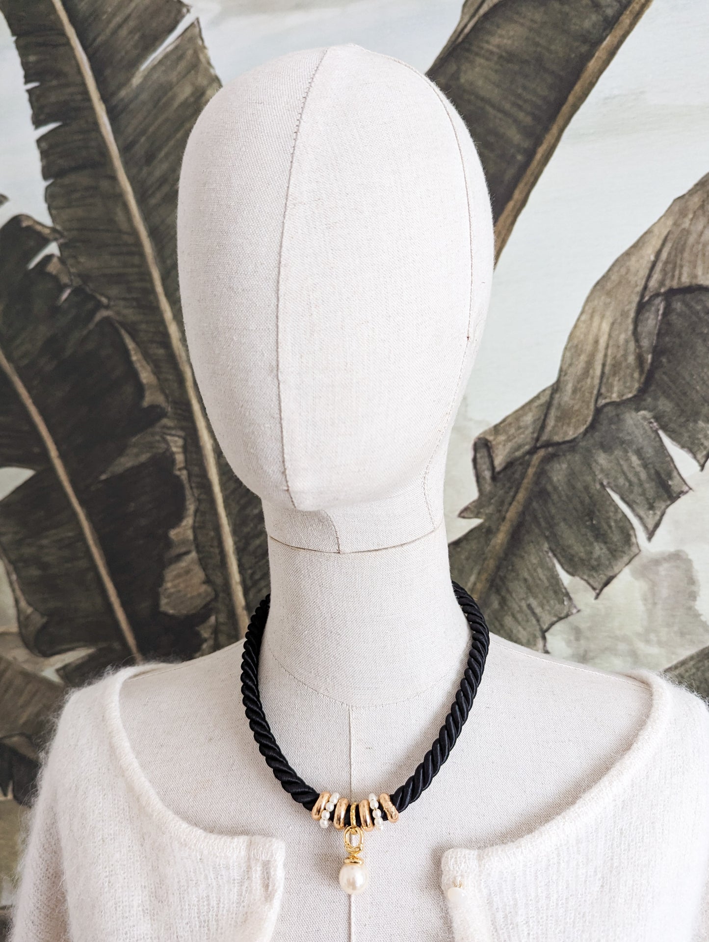 Collier passementerie noire