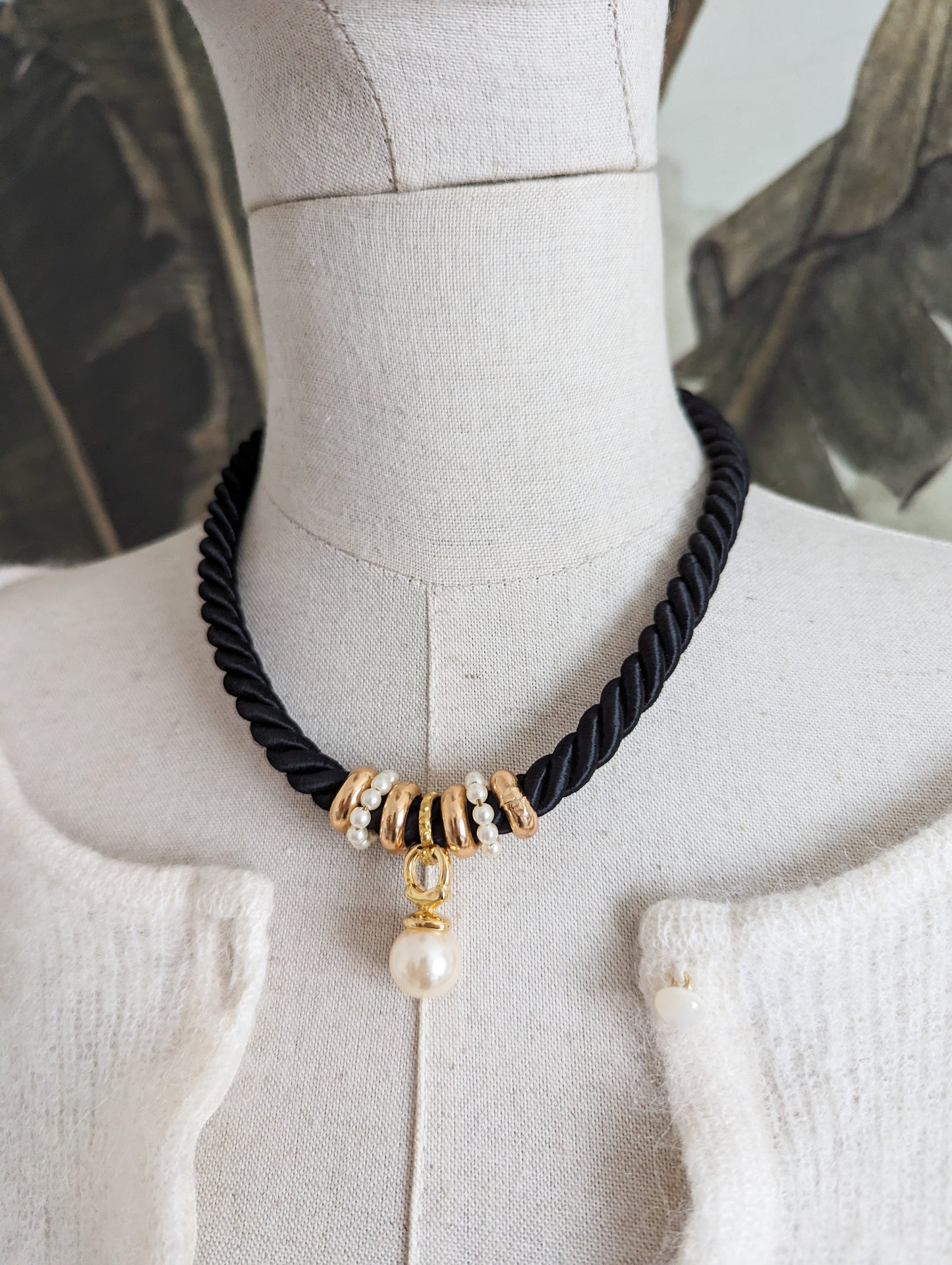 Collier passementerie noire