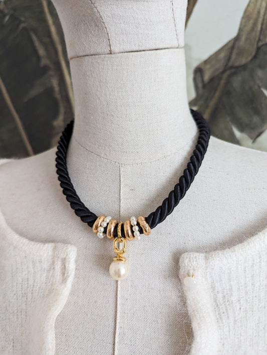 Collier passementerie noire