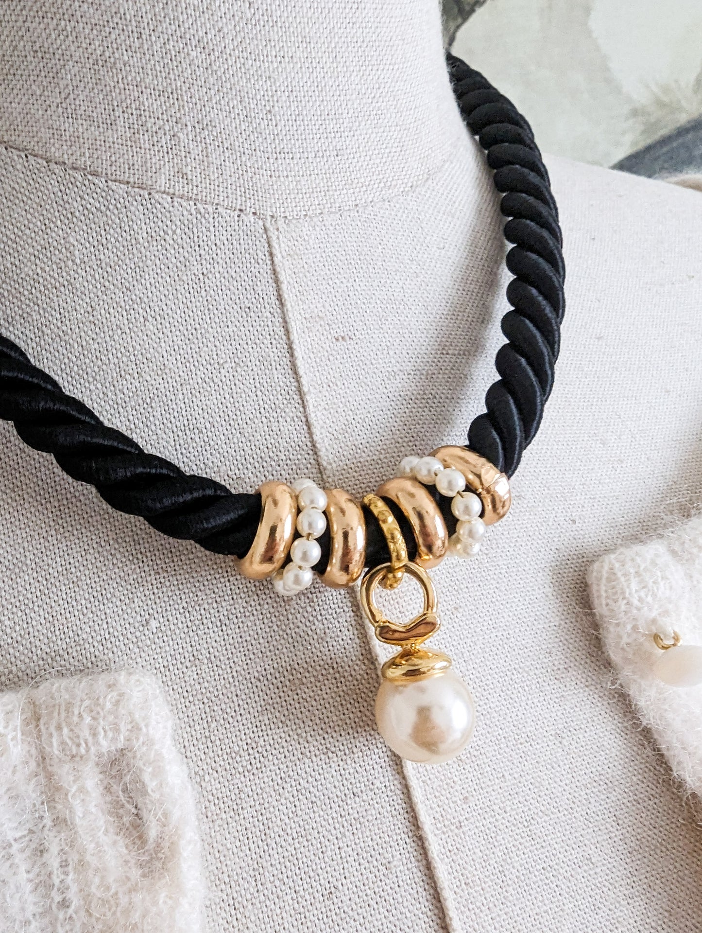 Collier passementerie noire