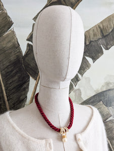 Collier passementerie bordeau