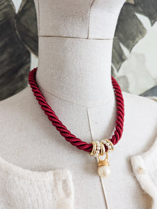 Collier passementerie bordeau