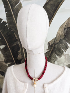 Collier passementerie bordeau