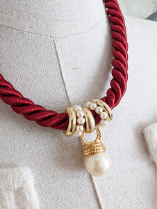 Collier passementerie bordeau