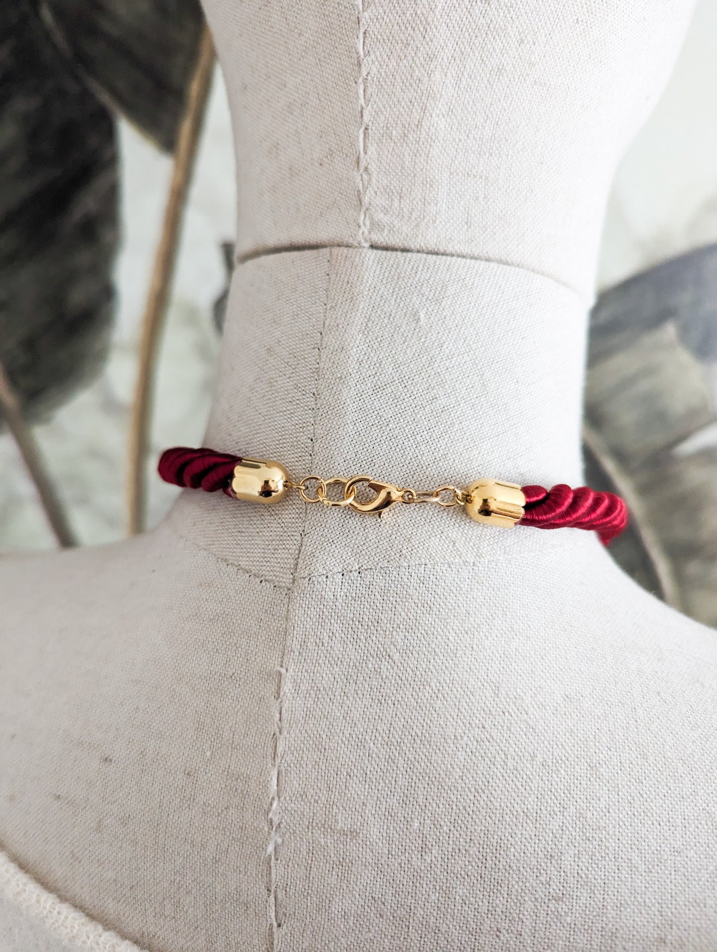 Collier passementerie bordeau