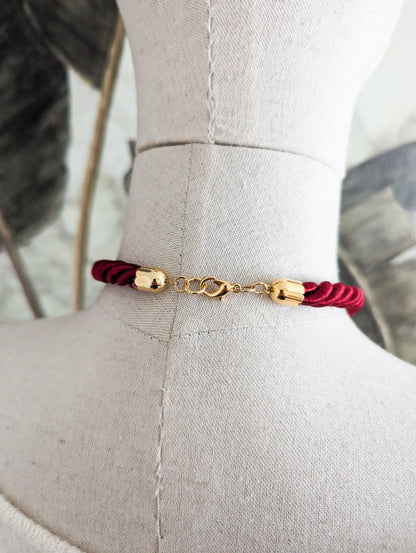 Collier passementerie bordeau