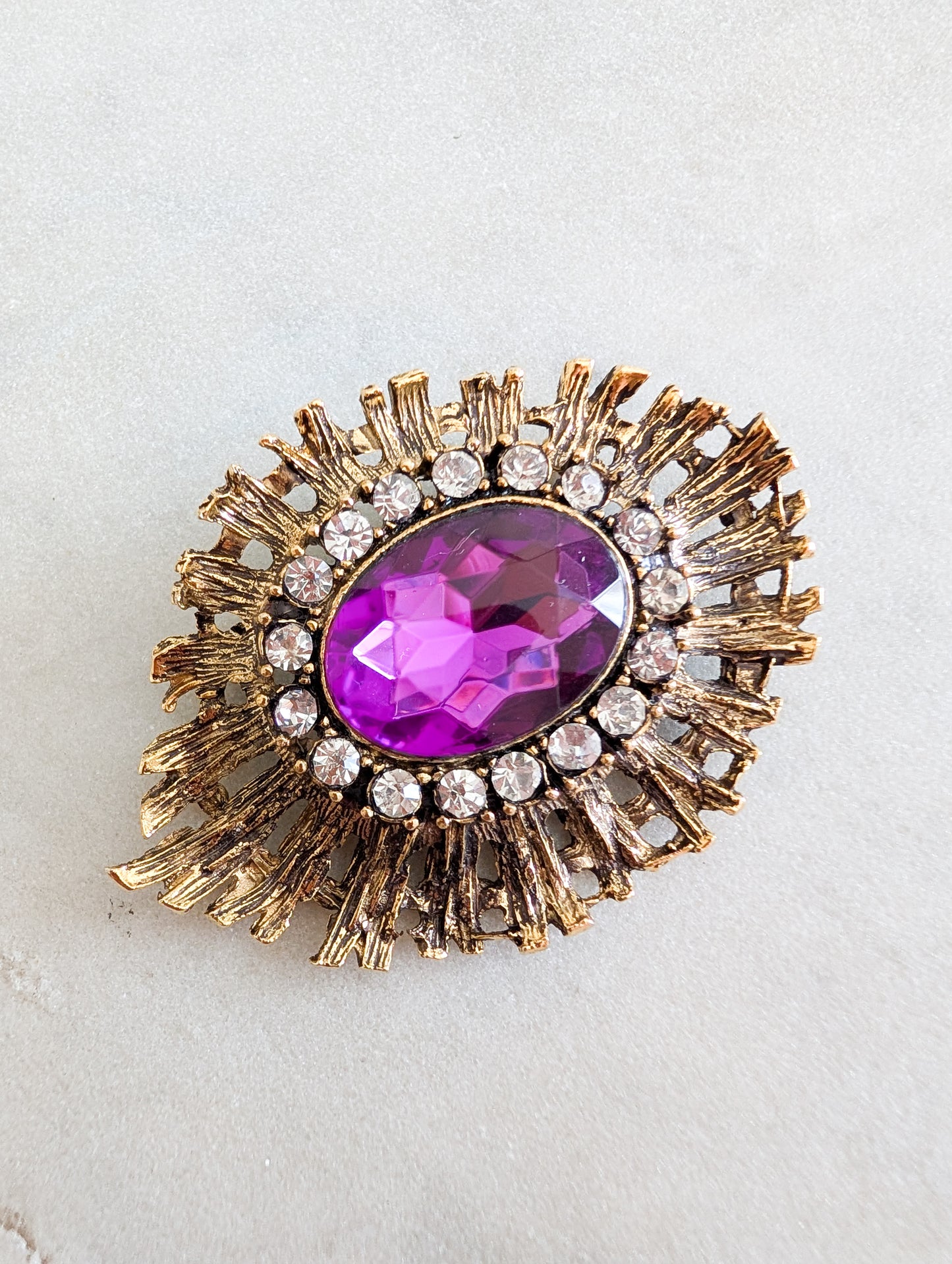 Broche baroque violette