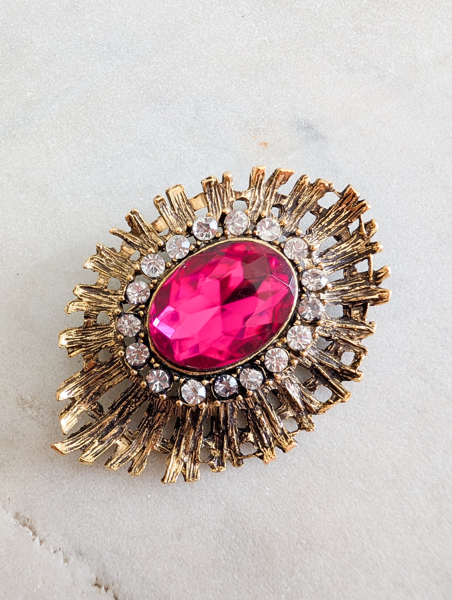 Broche baroque fushia