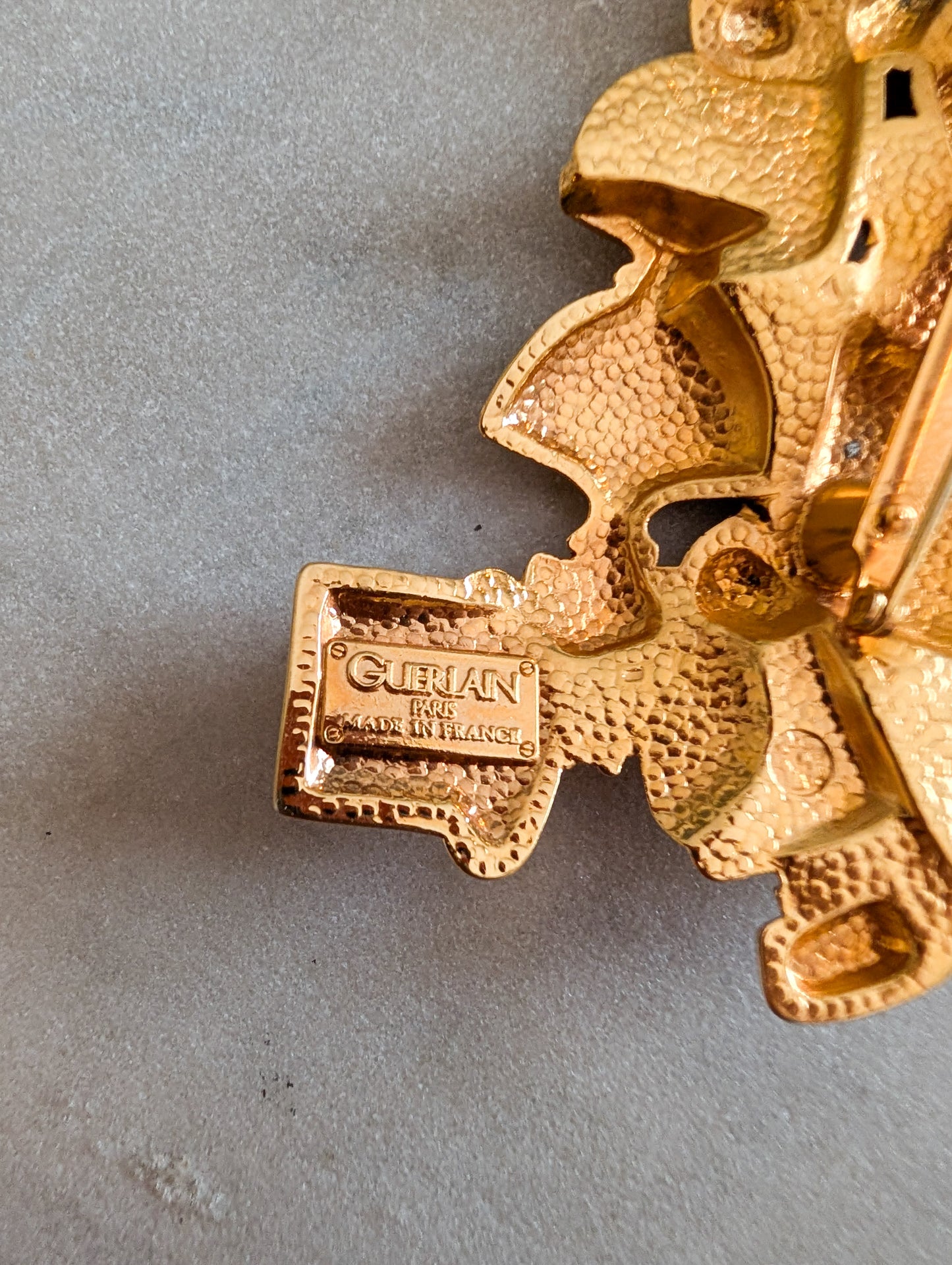Grande broche Guerlain
