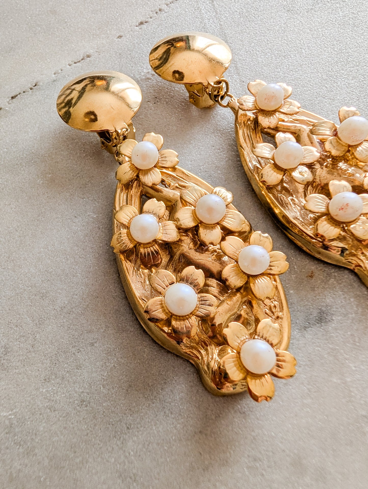 Longues boucles fleurs