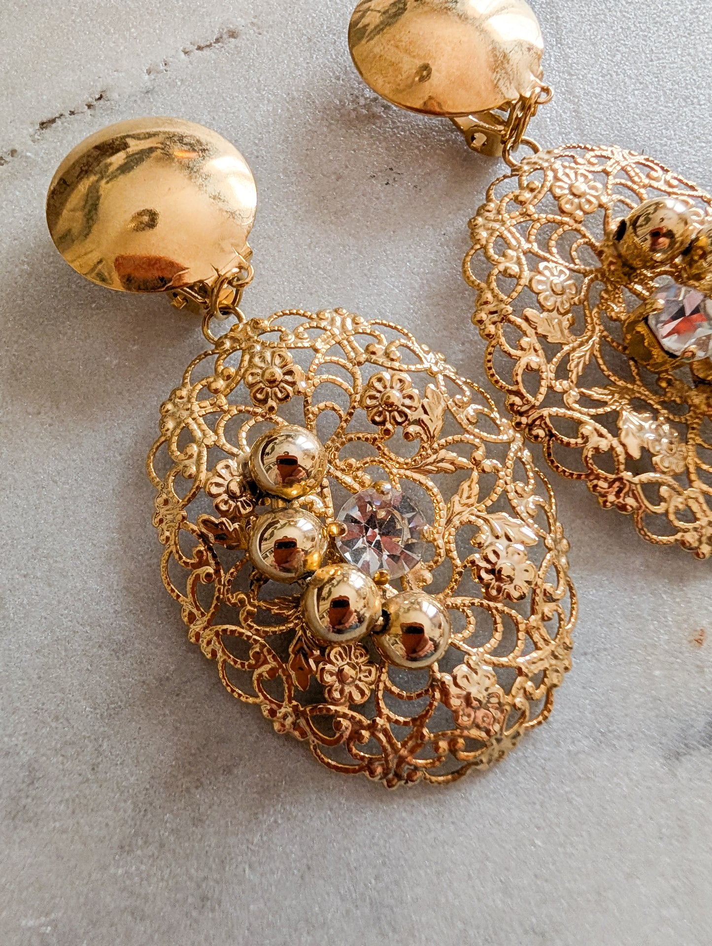 Longues boucles ajourées