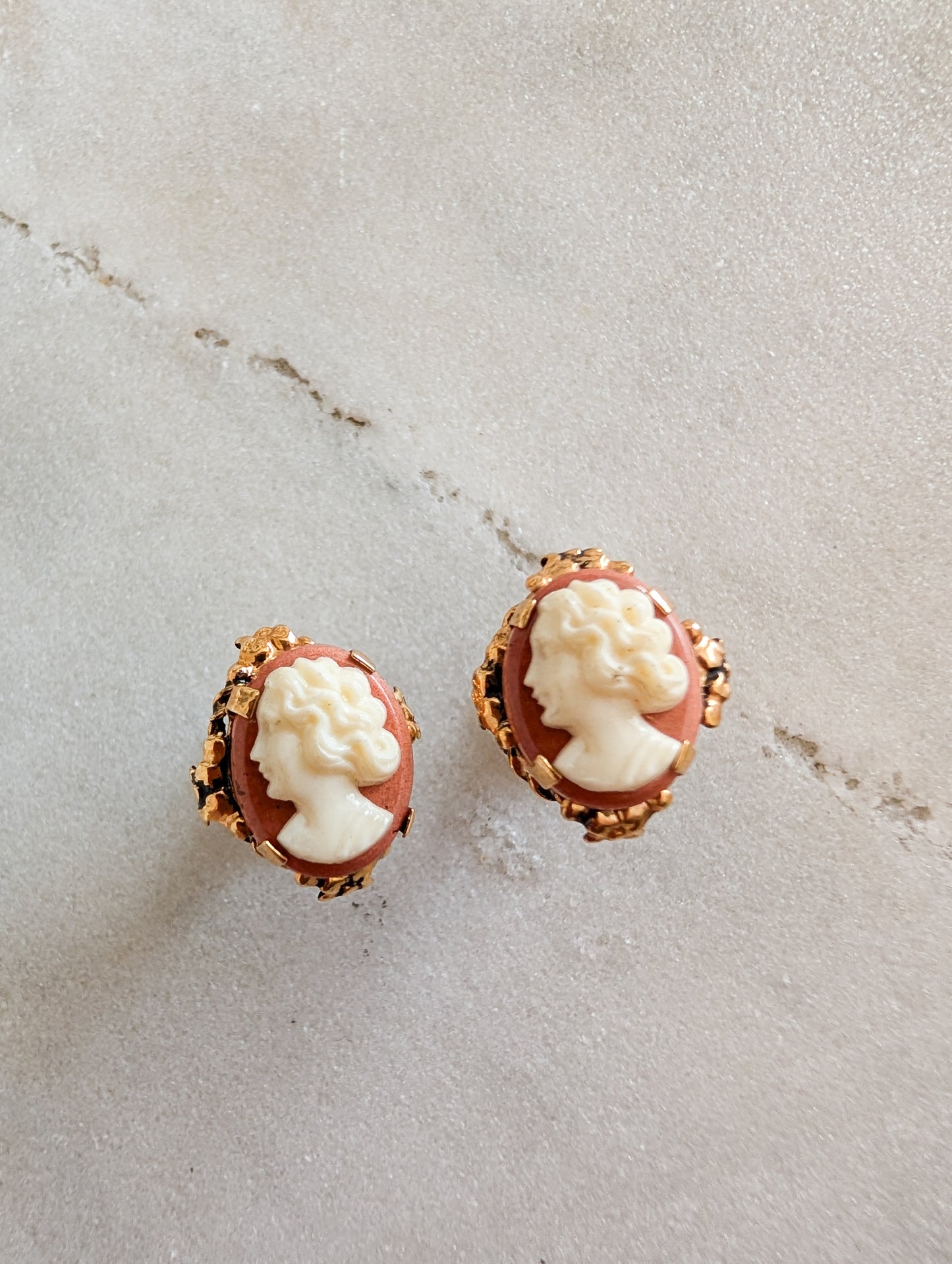 Boucles camés oreilles percées