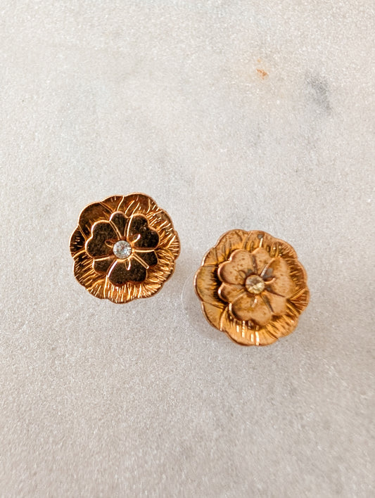 Petites boucles fleurs pour oreilles percées