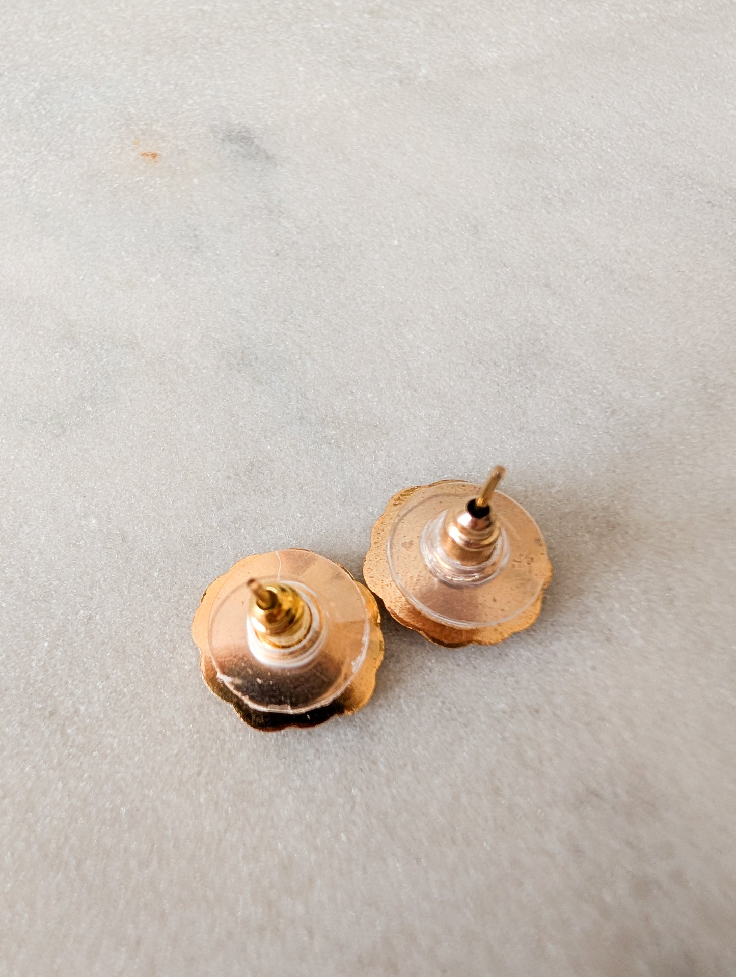 Petites boucles fleurs pour oreilles percées