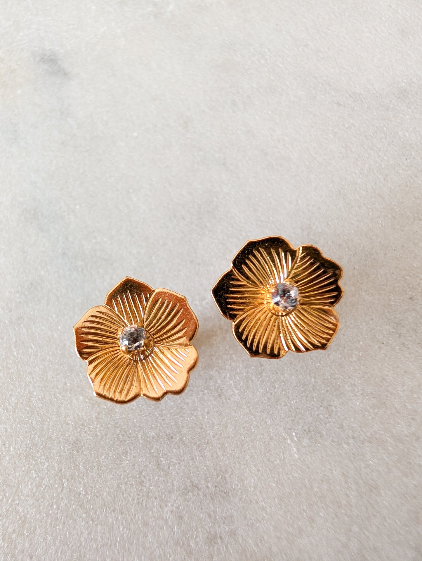 Petites boucles fleurs pour oreilles percées