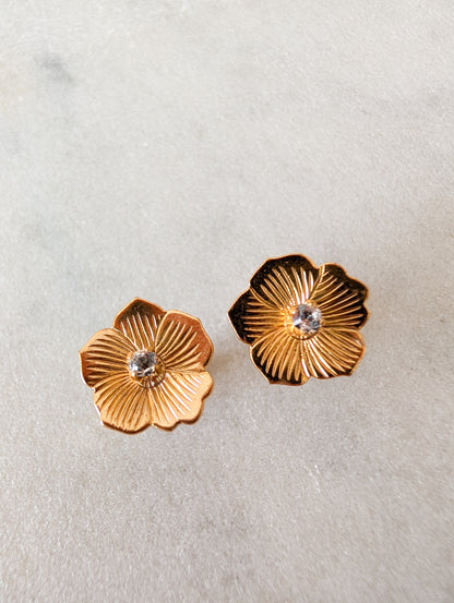 Petites boucles fleurs pour oreilles percées