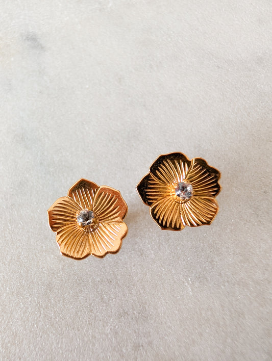 Petites boucles fleurs pour oreilles percées