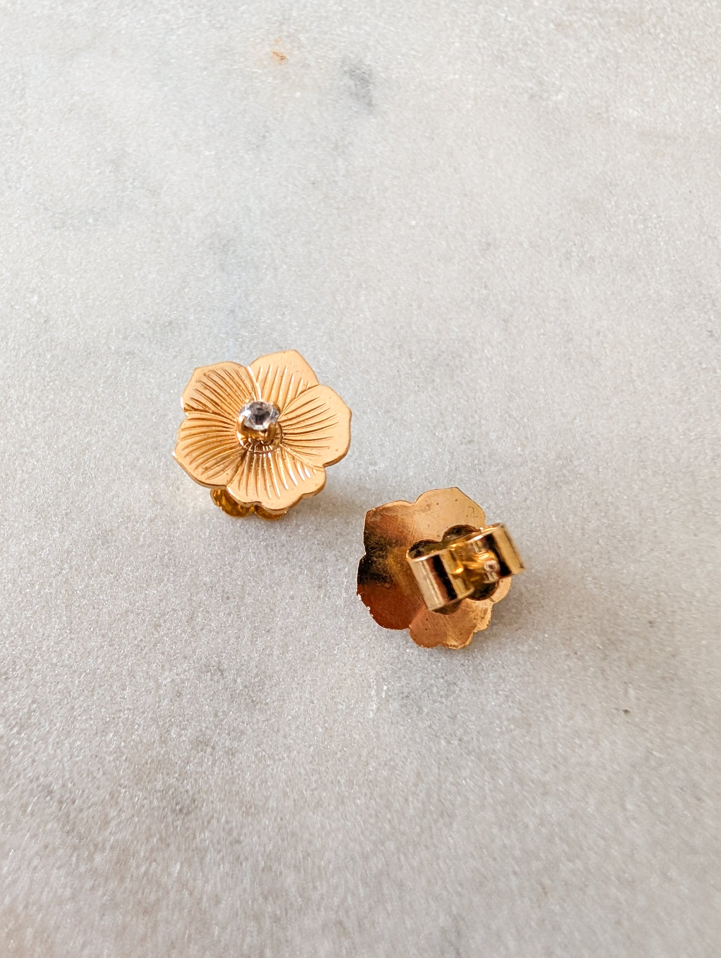 Petites boucles fleurs pour oreilles percées