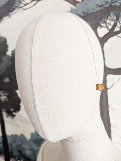 Petites boucles fleurs pour oreilles percées