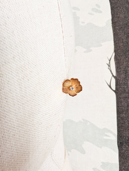 Petites boucles fleurs pour oreilles percées