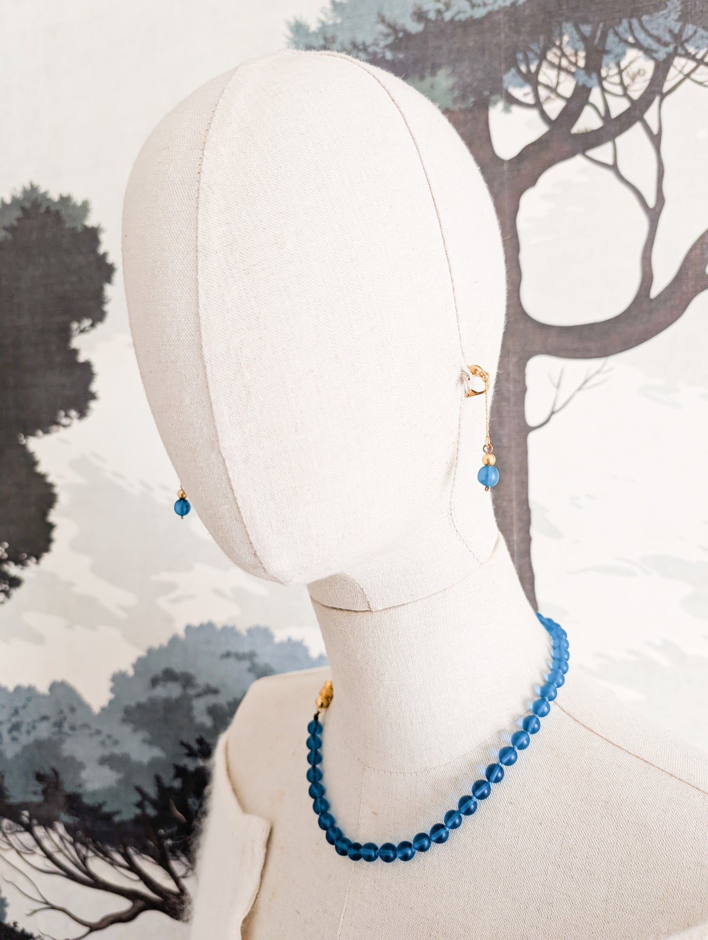 Parure en verre bleu