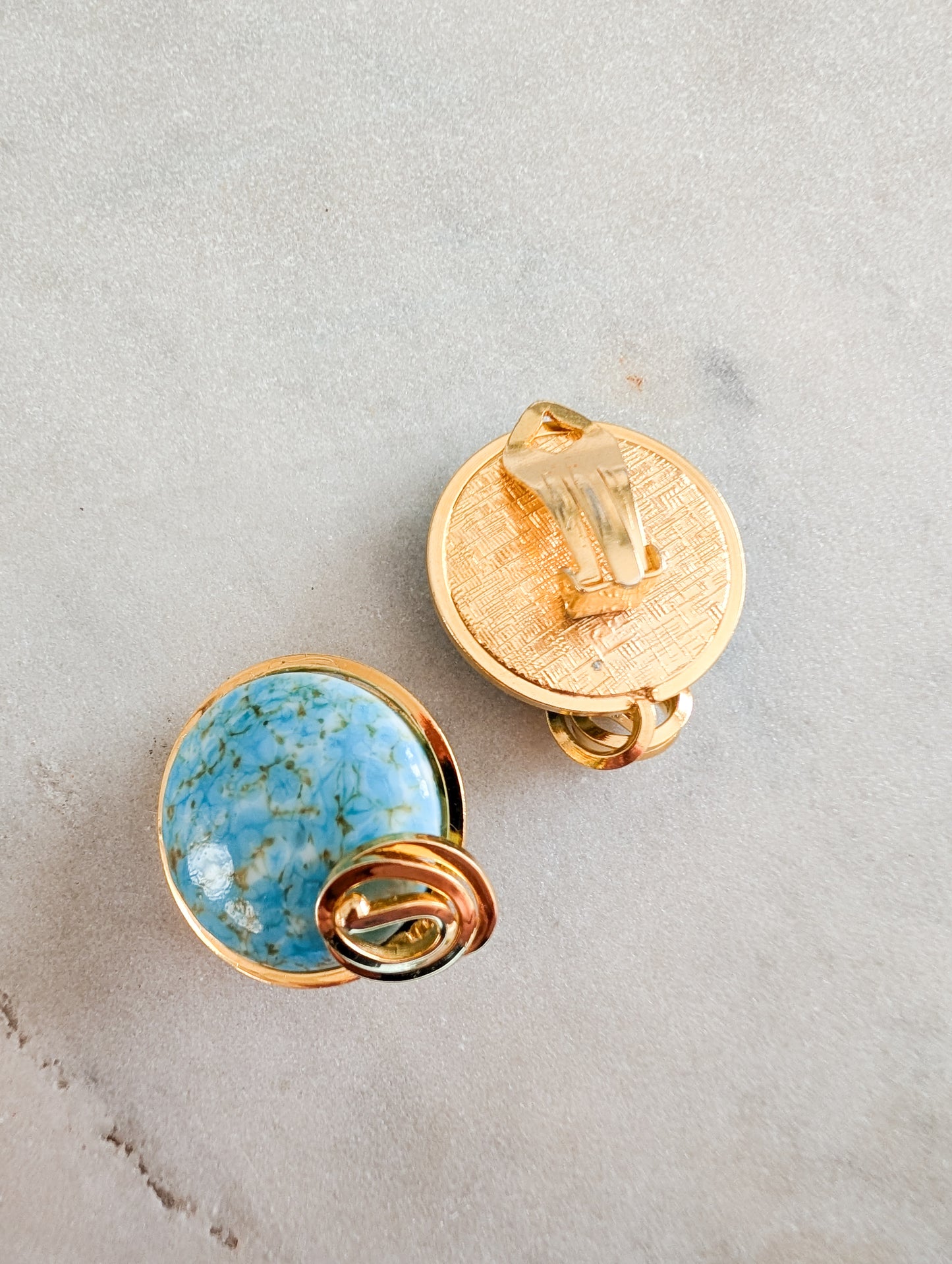 Boucles en pâte de verre