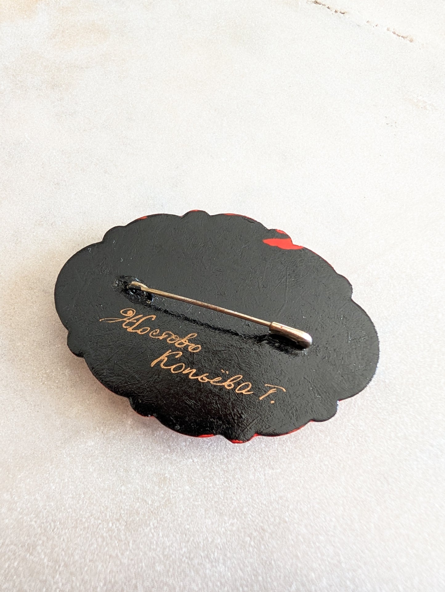 Broche peinte à la main