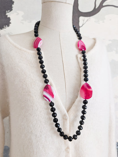 Sautoir en agates roses et verre