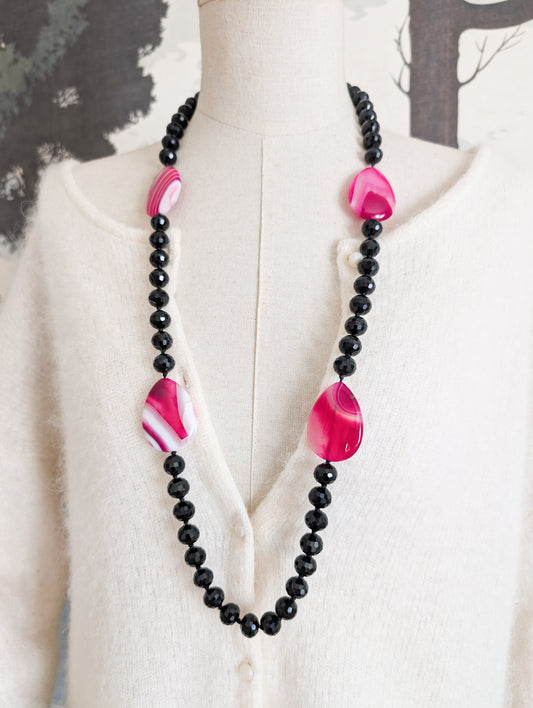 Sautoir en agates roses et verre