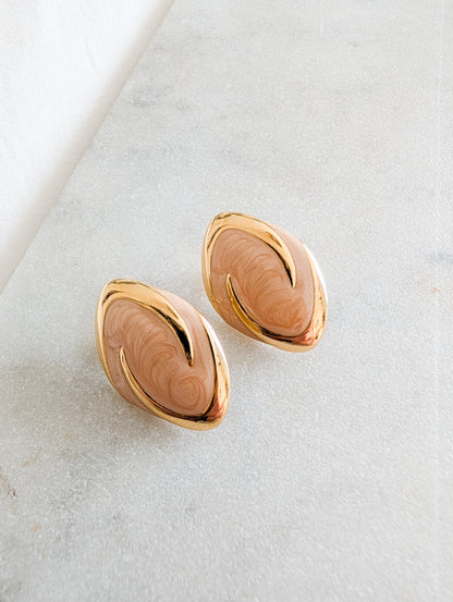 Boucles laquées oreilles percées