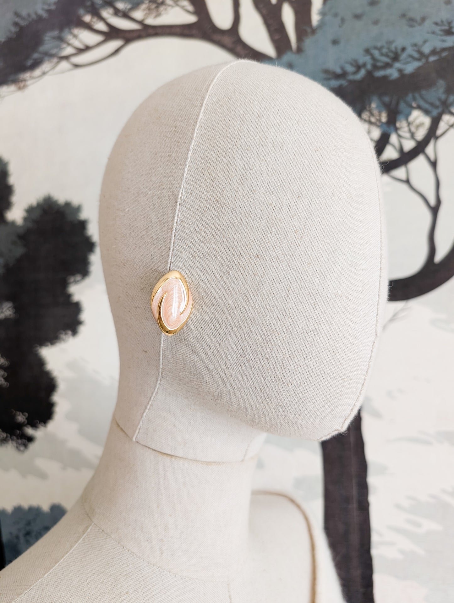 Boucles laquées oreilles percées