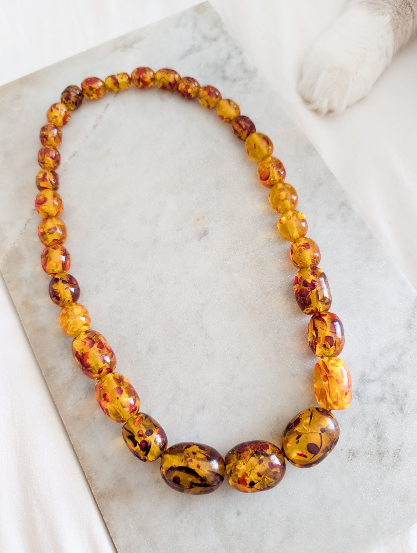 Collier Lucite façon ambre 1930