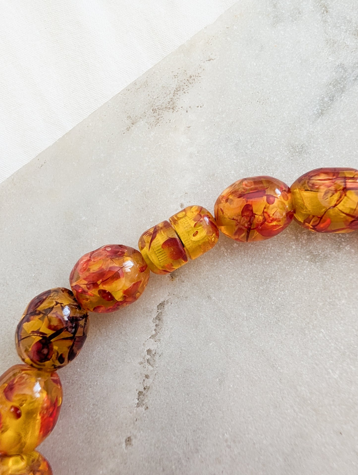 Collier Lucite façon ambre 1930