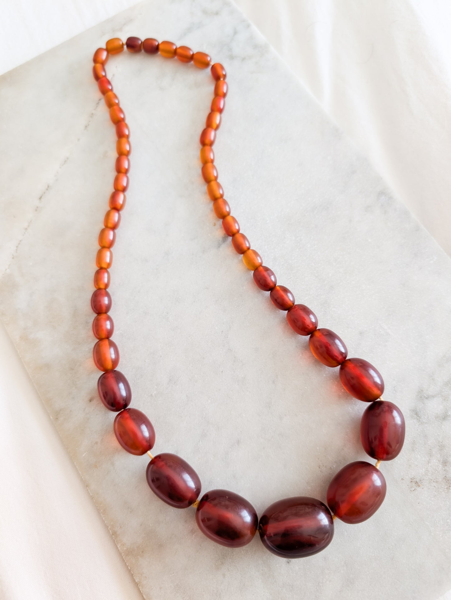 Long collier en Bakélite 1930 perles ovales