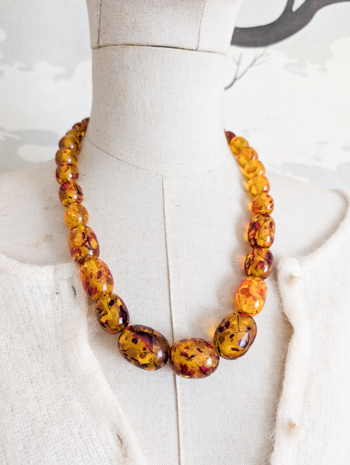 Collier Lucite façon ambre 1930