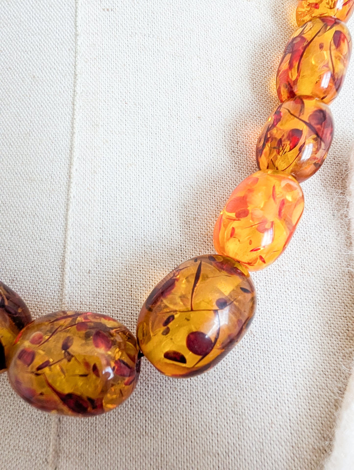 Collier Lucite façon ambre 1930