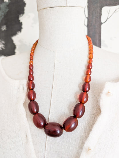 Long collier en Bakélite 1930 perles ovales