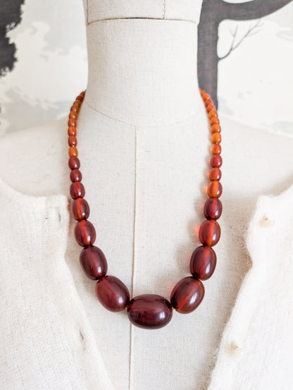 Long collier en Bakélite 1930 perles ovales