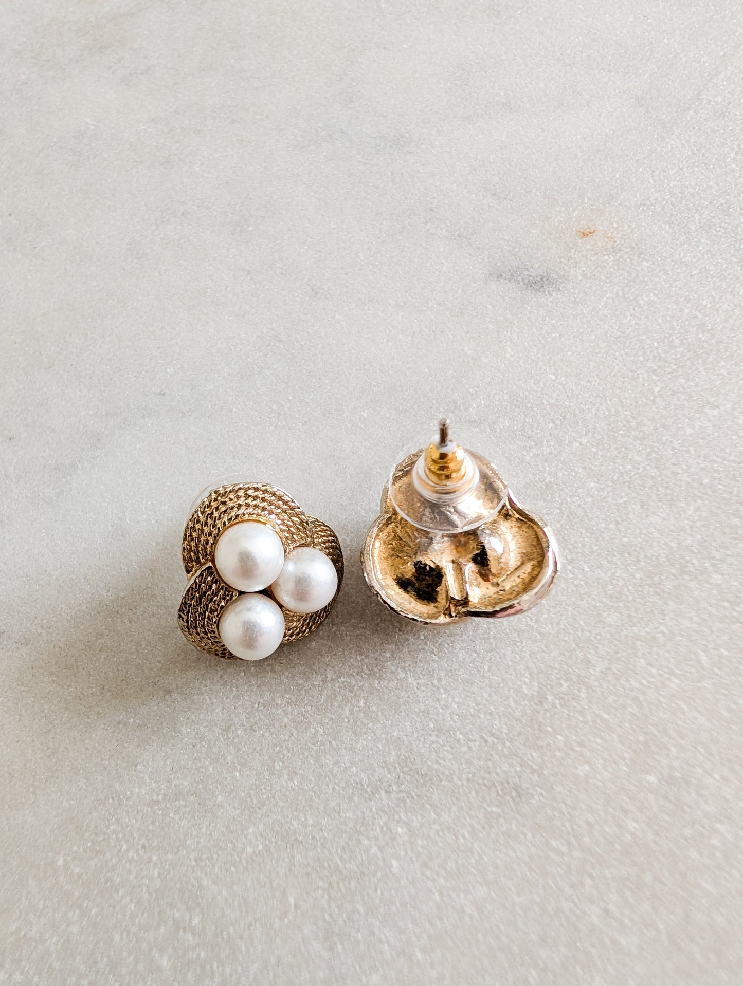 Boucles perles 60's oreilles percées